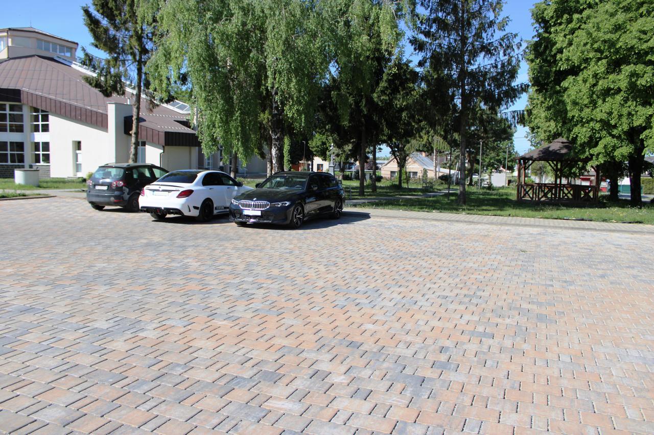city stone design_betonova dlazba eko top zona kombi_plot metropol_obecny urad geca_6 ekologická dlažba Eko Top Zóna kombi, farba dolomite
