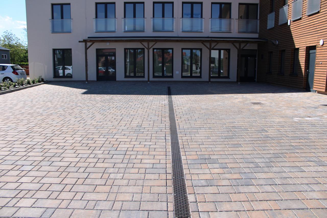 city stone design_betonova dlazba eko top zona kombi_plot metropol_obecny urad geca_8