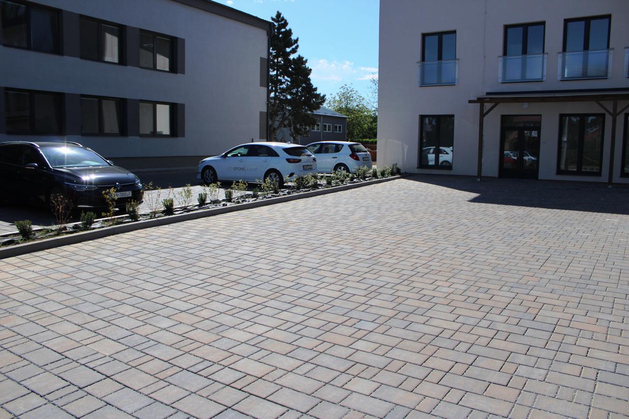 city stone design_betonova dlazba eko top zona kombi_plot metropol_obecny urad geca_9