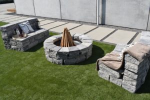 Malé záhradné sedenie Arcadia, farba granito a kruhové ohnisko Arcadia, farba granito